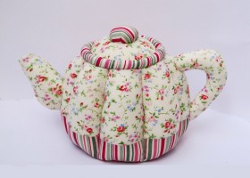 Красивая мягкая ваза, мяч, чашка и чайник из ткани