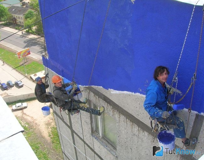 Нанесение колерованной краски Керамоизол на фасад