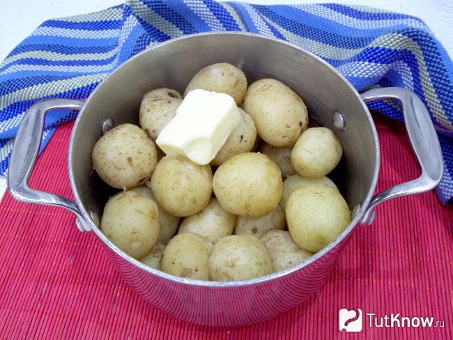 Картофель отварен и добавлено масло