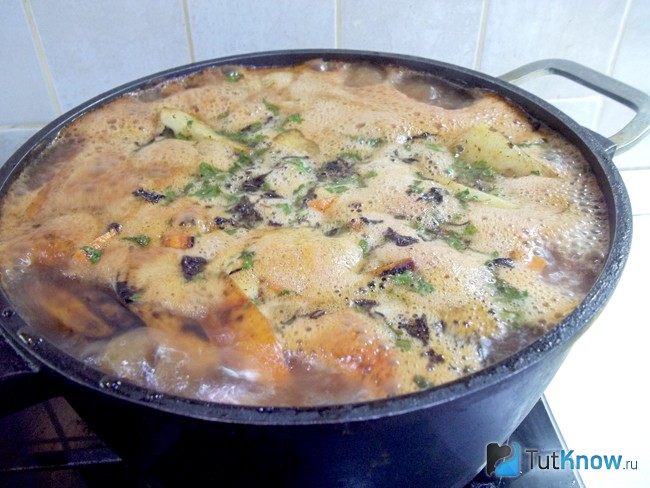 Продукты залиты водой и посталвены на плиту вариться