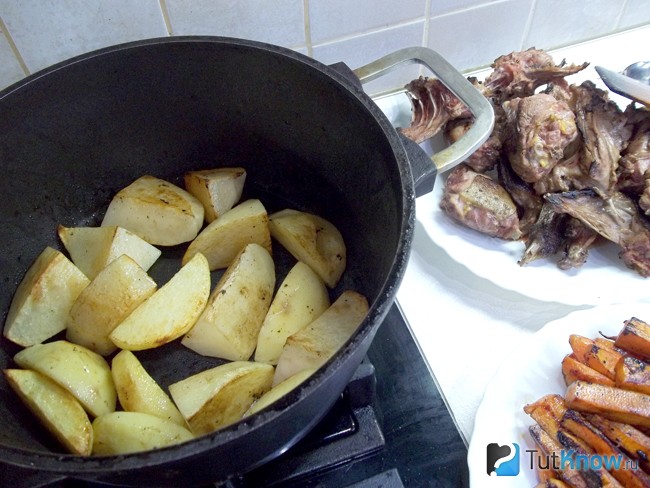 Картофель жарится