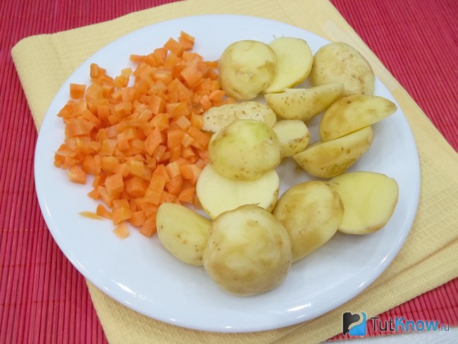 Картофель и морковь очищенны и нарезаны