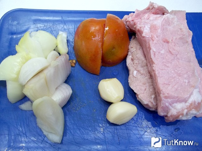 Мясо, помидоры, лук и чеснок нарезаны