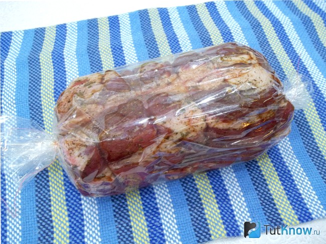 Мясо обернуто рукавом для выпечки
