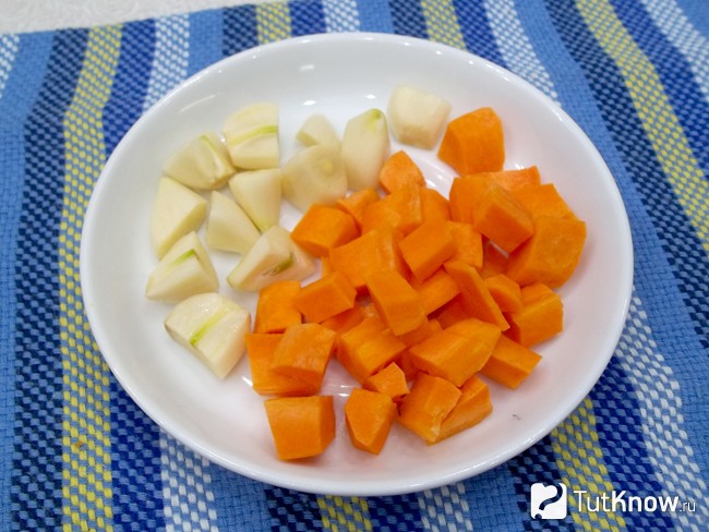 Чеснок и морковь нарезаны кубиками