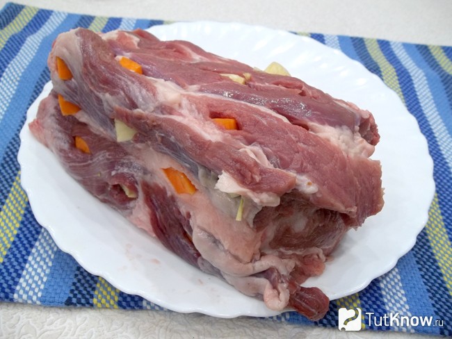 Мясо нафаршировано морковью и чесноком