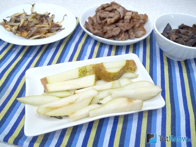 Груши нарезаны кусочками