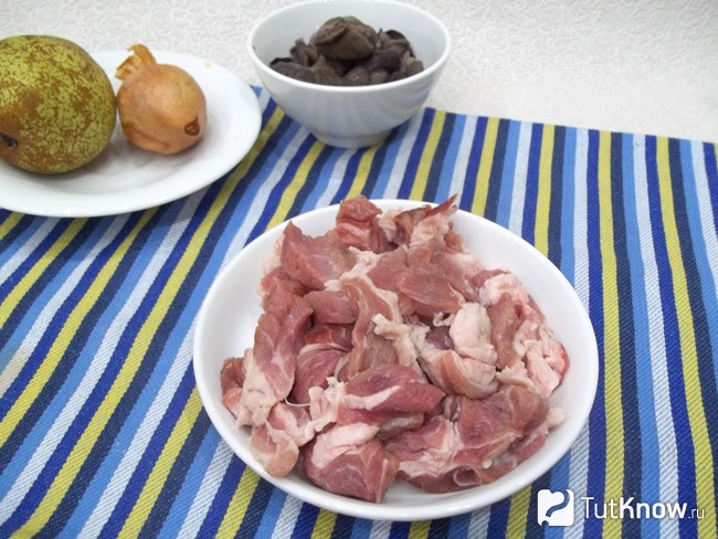 Мясо нарезано кусочками