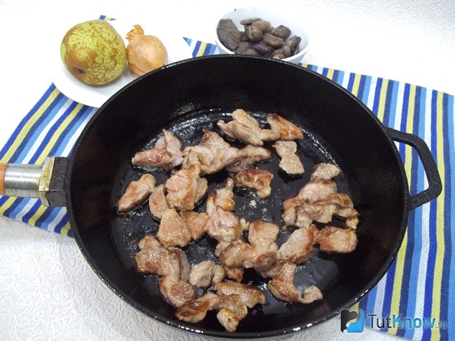Мясо жарится