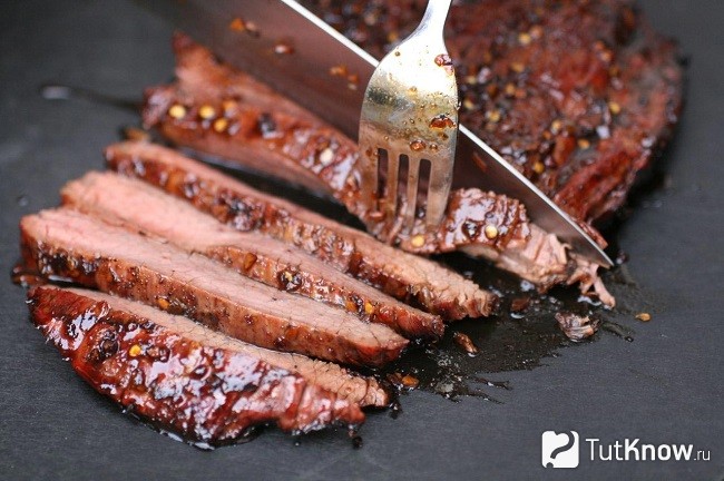 Нарезают мясо