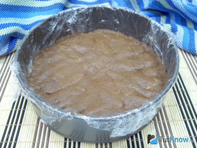 Песочное тесто выложено в емкость для тортв