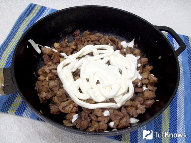 Мясо обжарено и добавлена сметана