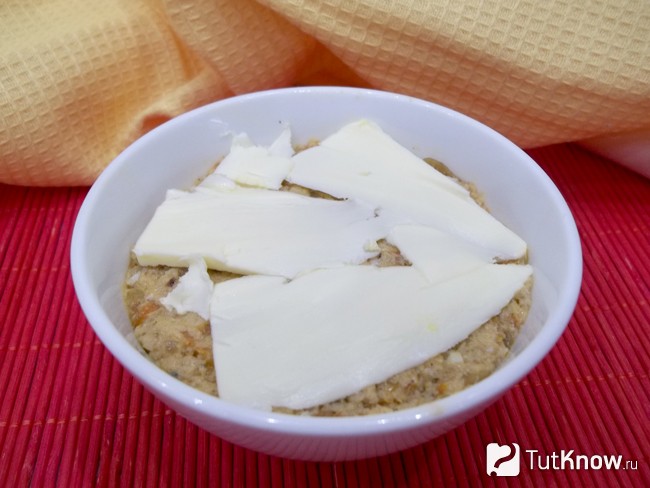 Продукты выложены в форму для запекания и выложено масло
