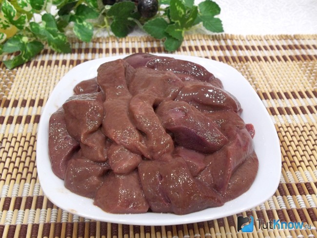 Печень нарезана кусочками