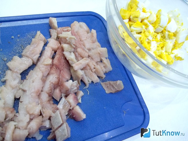Селедка нарезана кусочками