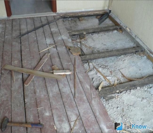 Снятие старого покрытия пола