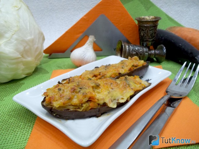 Готовые запеченные баклажаны, фаршированные овощами