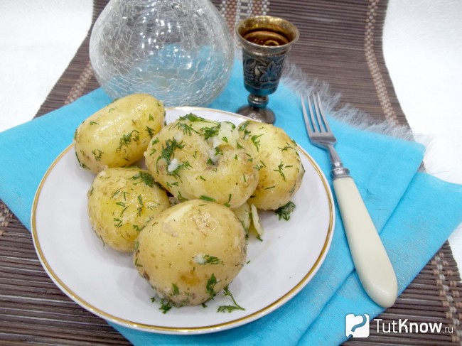 Готовый молодой картофель с чесноком