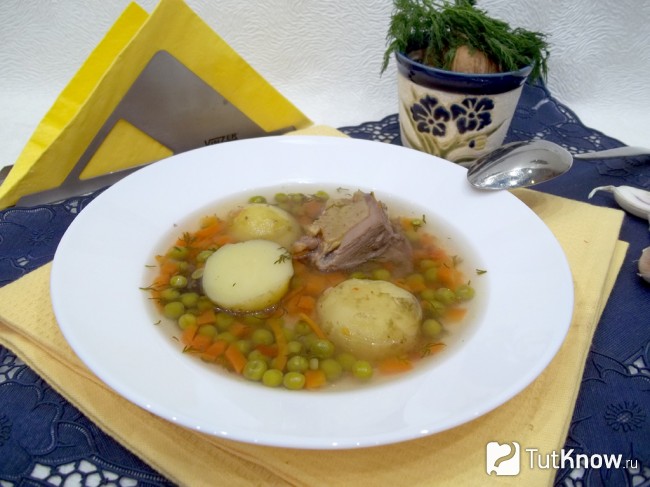 Готовый куриный суп с зеленым горошком