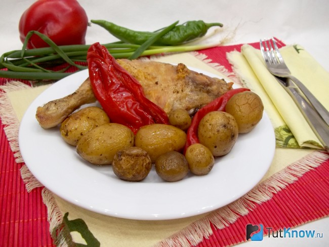 Готовая куриная голень с картофелем и перцем в духовке