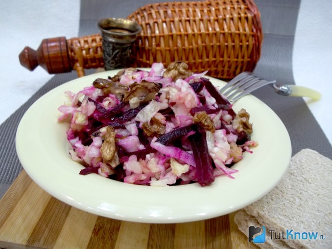 Готовый салат со свеклой, капустой и орехами