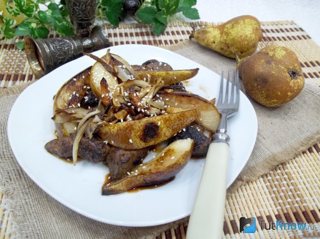 Готовый теплый салат из печени и груш