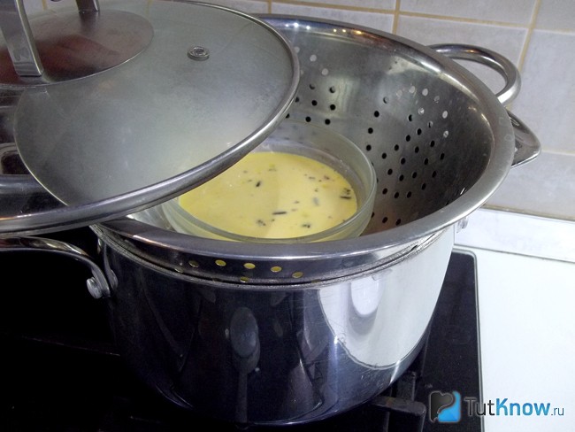 Яичная масса установлена на паровую баню