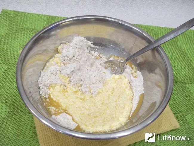 Масло, мед и яйцо соединены с мукой
