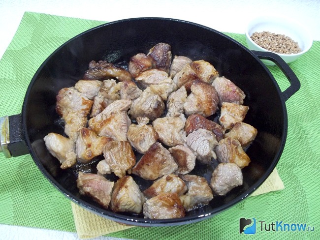Мясо жарится