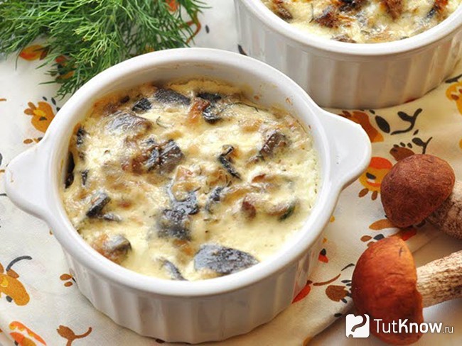 Жульен с курицей и грибами в горшочках
