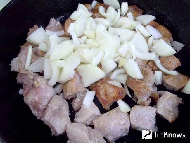 Лук добавлен в сковороду к мясу