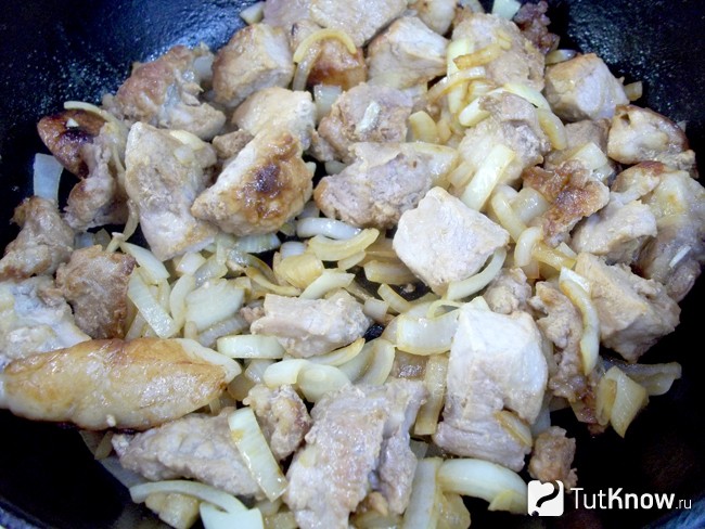 Мясо жарится с луком