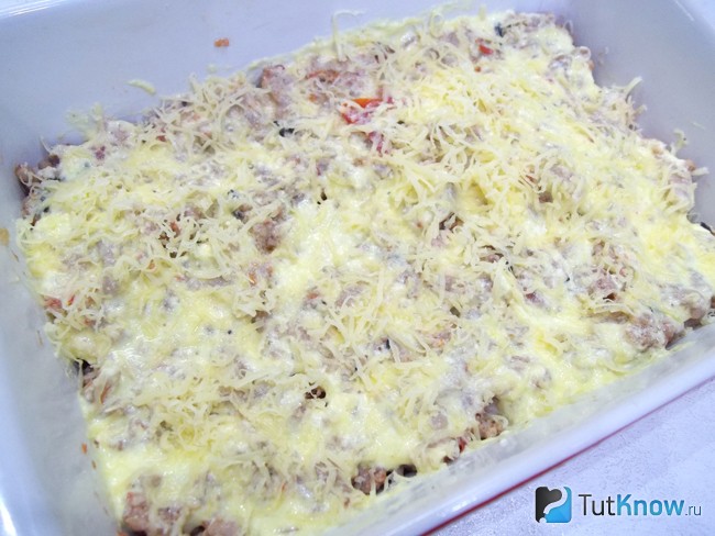 Продукты политы соусом и присыпаны сыром