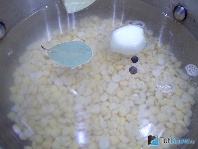 Горох залит питьевой водой