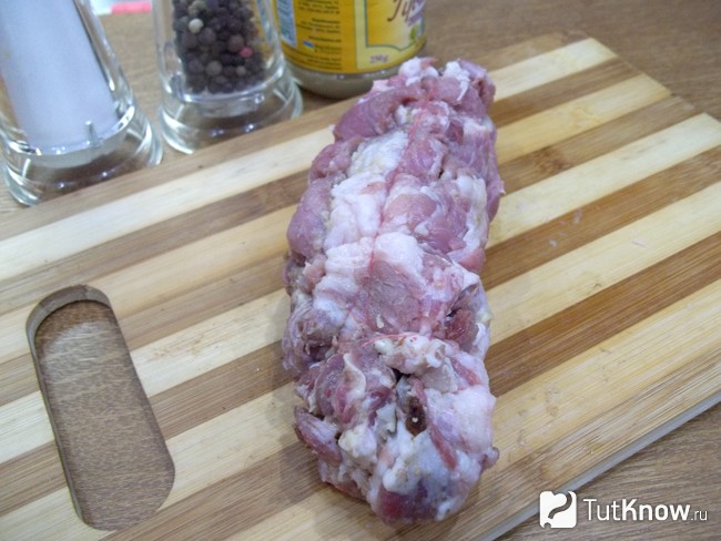 Мясо свернуто рулетом