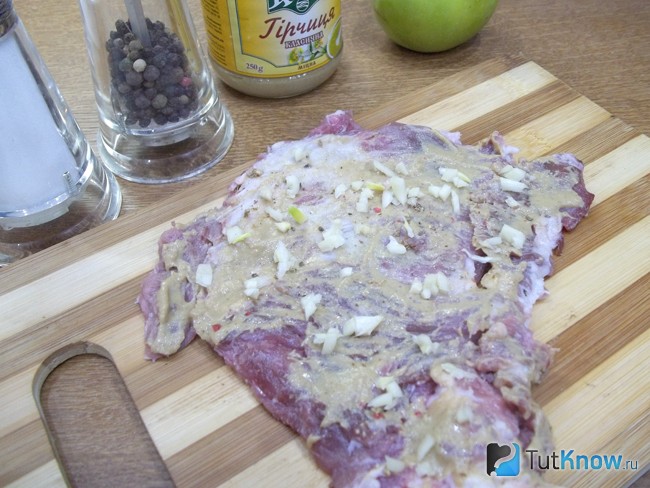 На мясо выложен нарезанный чеснок