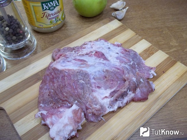 Мясо разрезано большим пластом и отбито