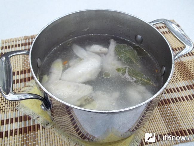 Куриные крылышки варятся