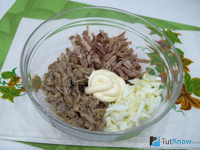 Соединены грибы, нарезаное мясо и отварные белки