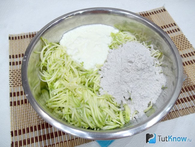 К кабачковой стружке добалена мука и йогурт