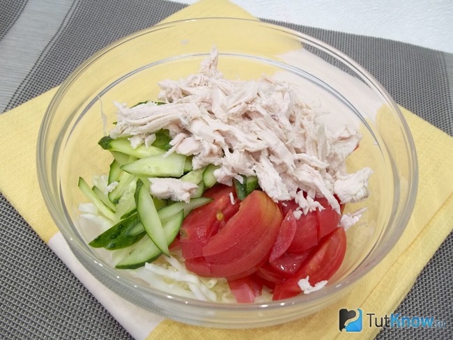 Куриное мясо нарезано соломкой и добавлено ко всем продуктам
