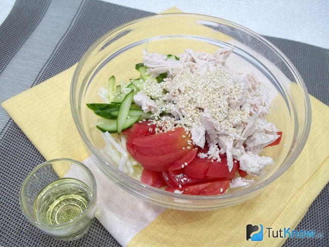 Продукты присыпаны кунжутом, приправлены солью и маслом