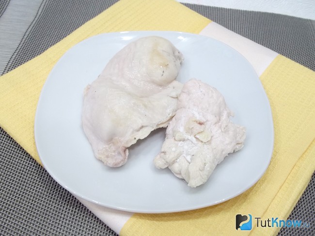 Отваренное куриное филе охлаждается