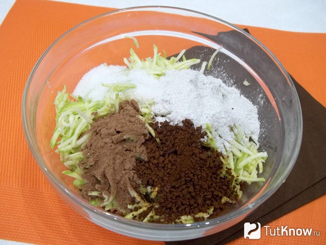 К кабачковой стружке добавлены какао, кофе, мука, сахар и сода