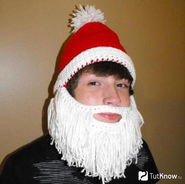 Мальчик с бородой и в шапке Деда Мороза