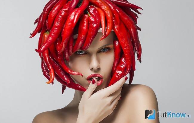 Красный перец на голове у девушки