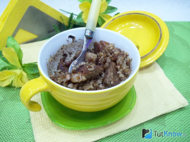 Готовая гречка с мясом в горшочках