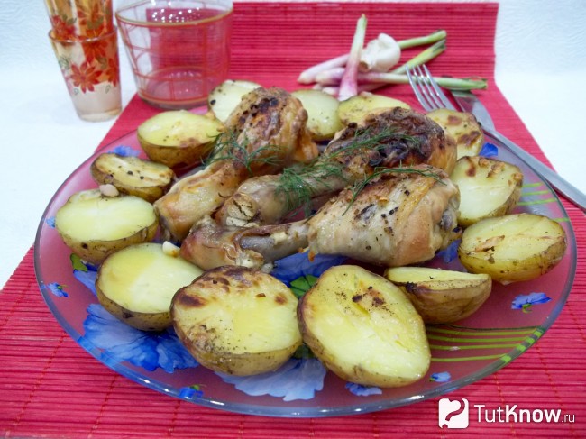 Готовые куриные голени с картофелем в духовке