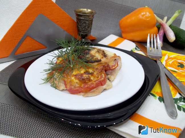Готовые конвертики из куриного филе с помидором и сыром