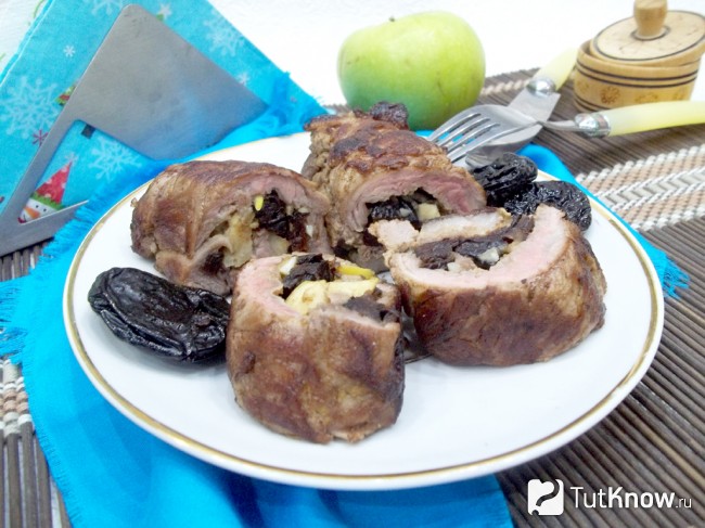 Готовый свиной рулет с черносливом и яблоками